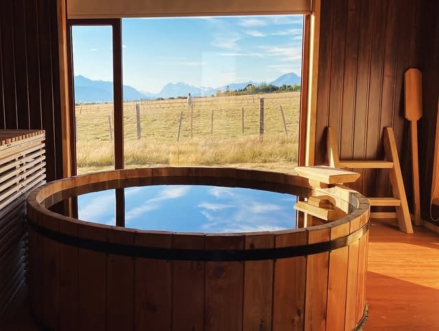 Tinaja de madera frente al ventanal con la estepa y la cordillera